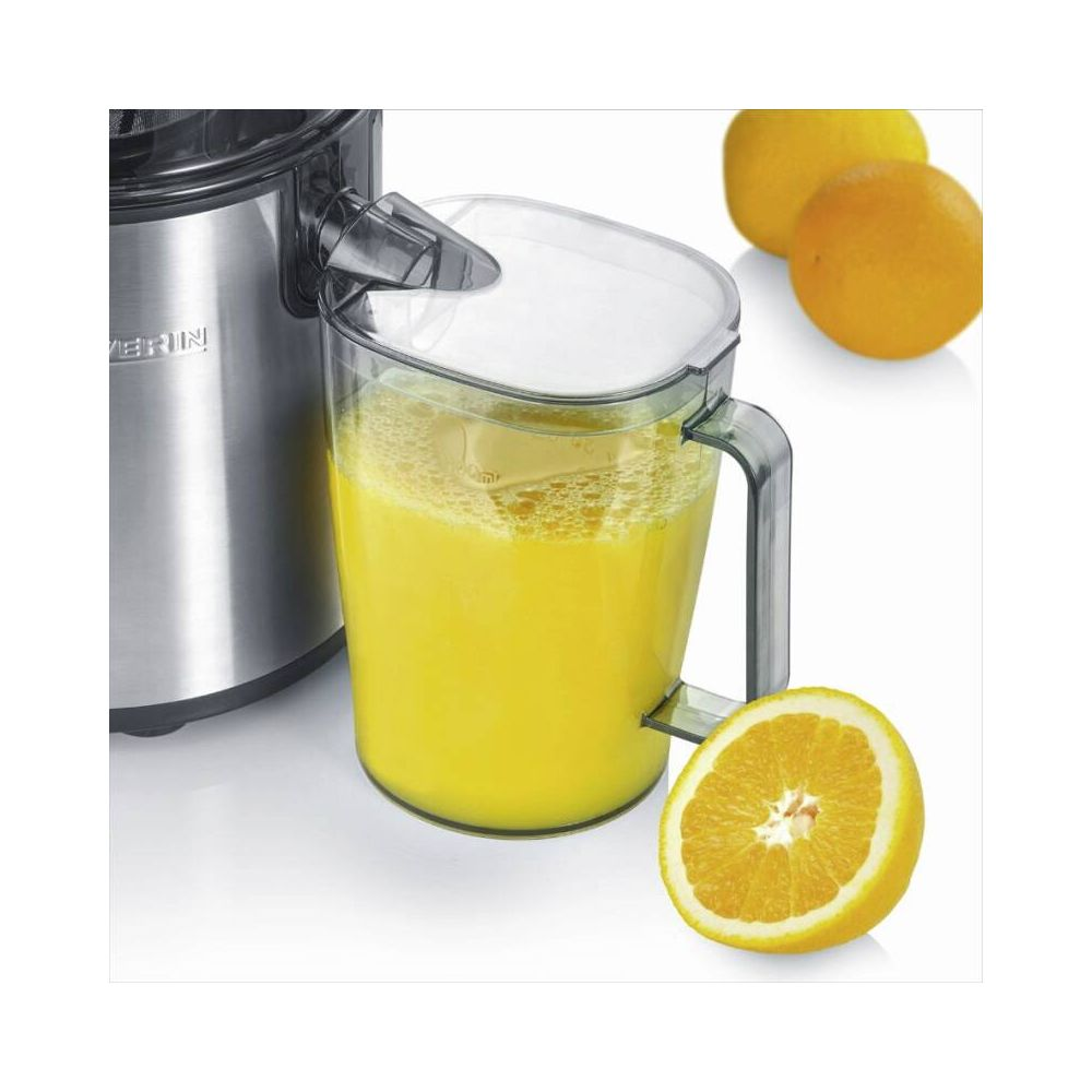 Centrifuga in acciaio inox con caraffa piena di succo d'arancia e arance.