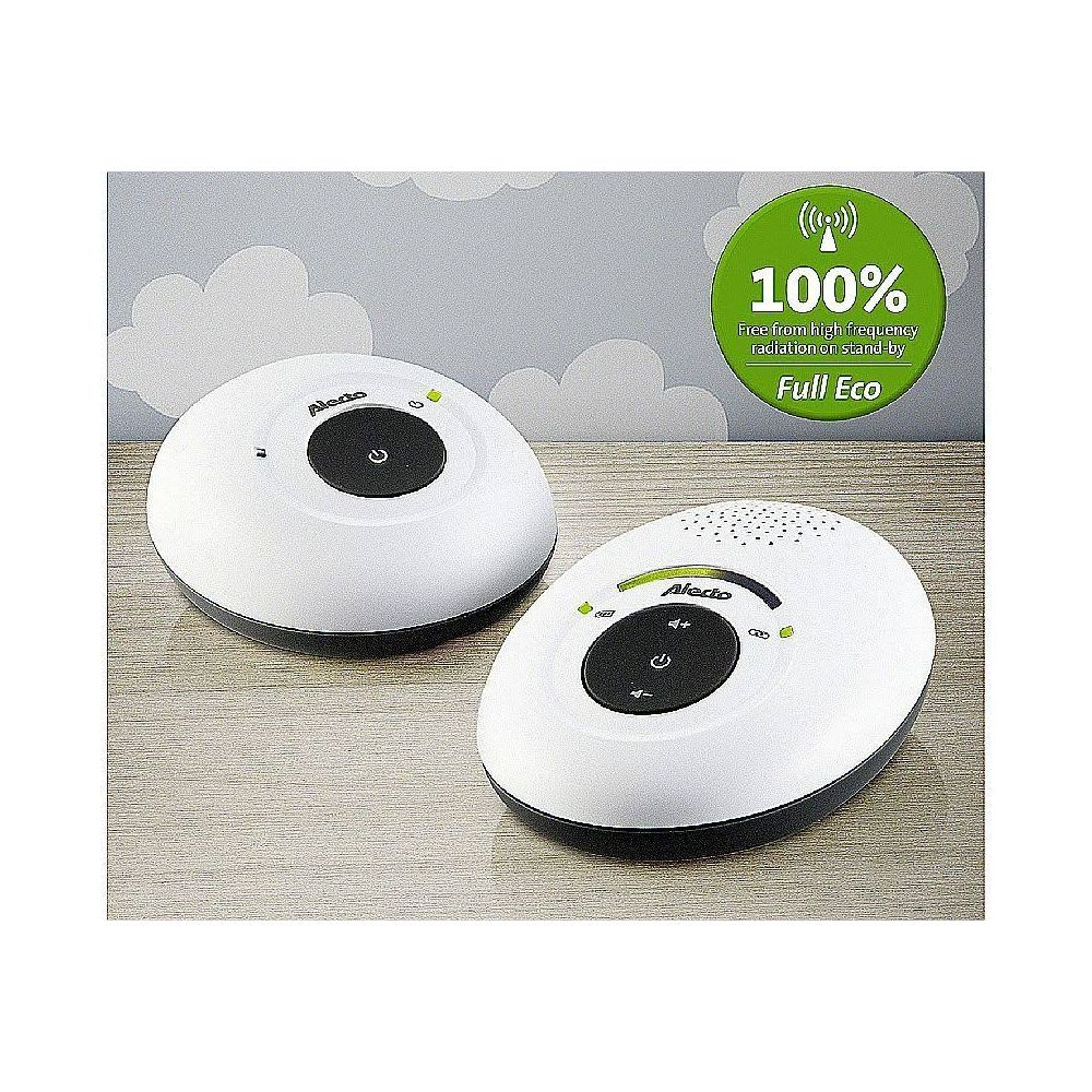 Dwa białe monitory dla dzieci z czarnymi przyciskami i etykietą 'Full Eco' na drewnianym stole.