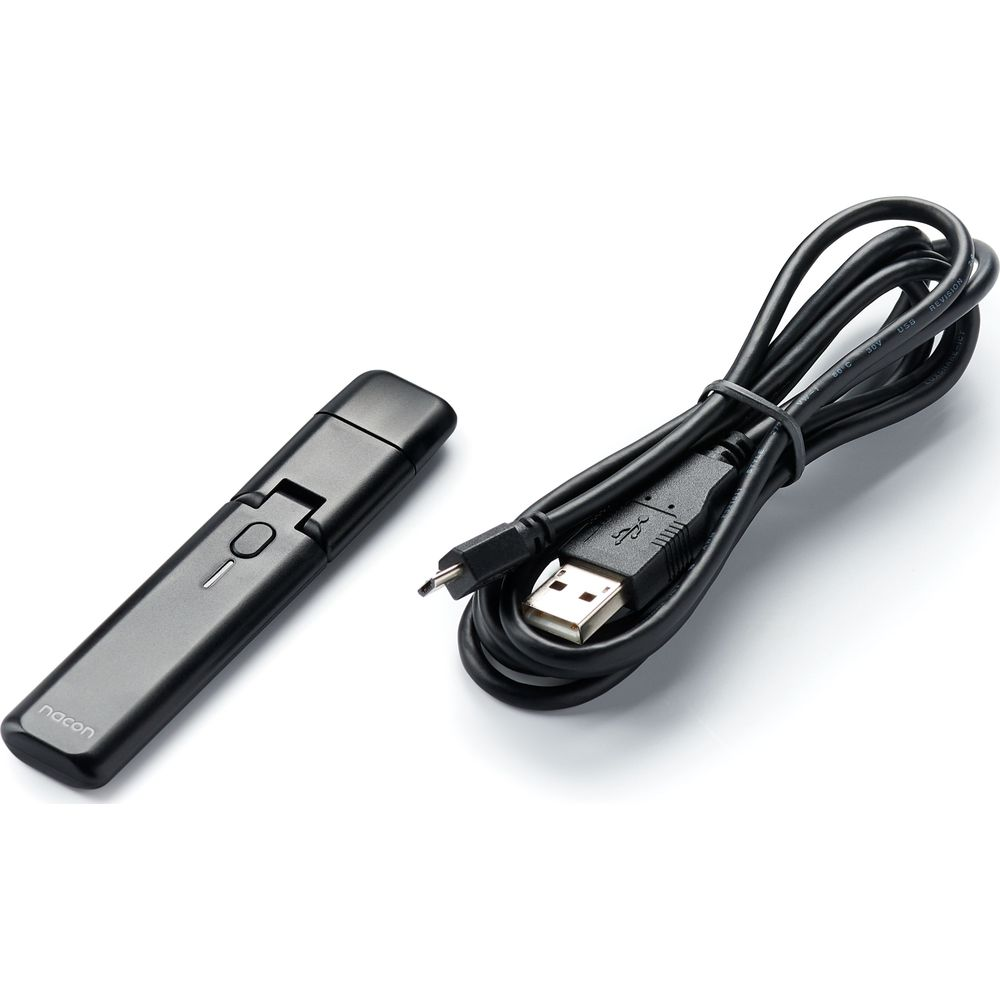 Czarny kontroler Nacon i kabel USB na białym tle.