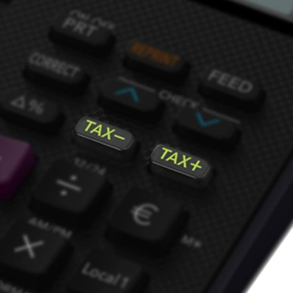 Zbliżenie klawiatury kalkulatora z podświetlanymi przyciskami TAX- i TAX+.