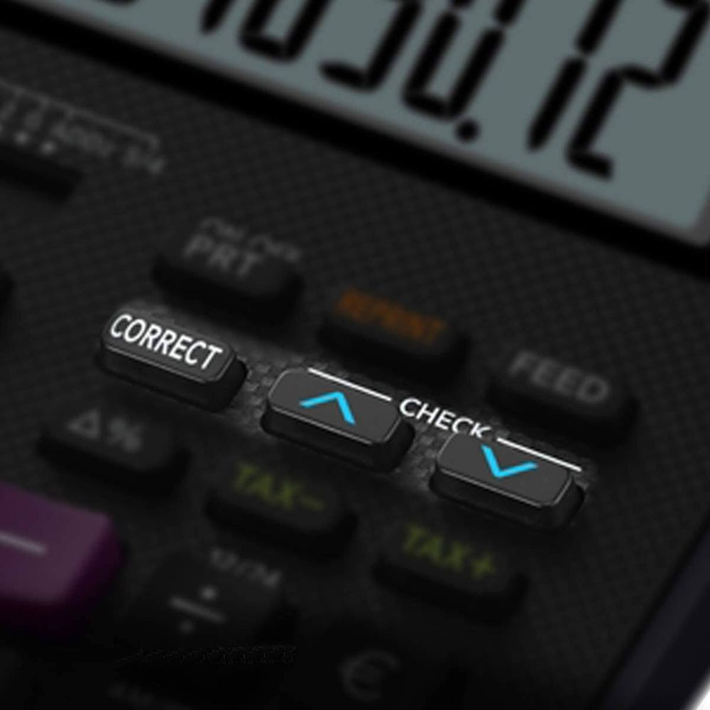 Zbliżenie na czarną klawiaturę kalkulatora, skupione na przyciskach.