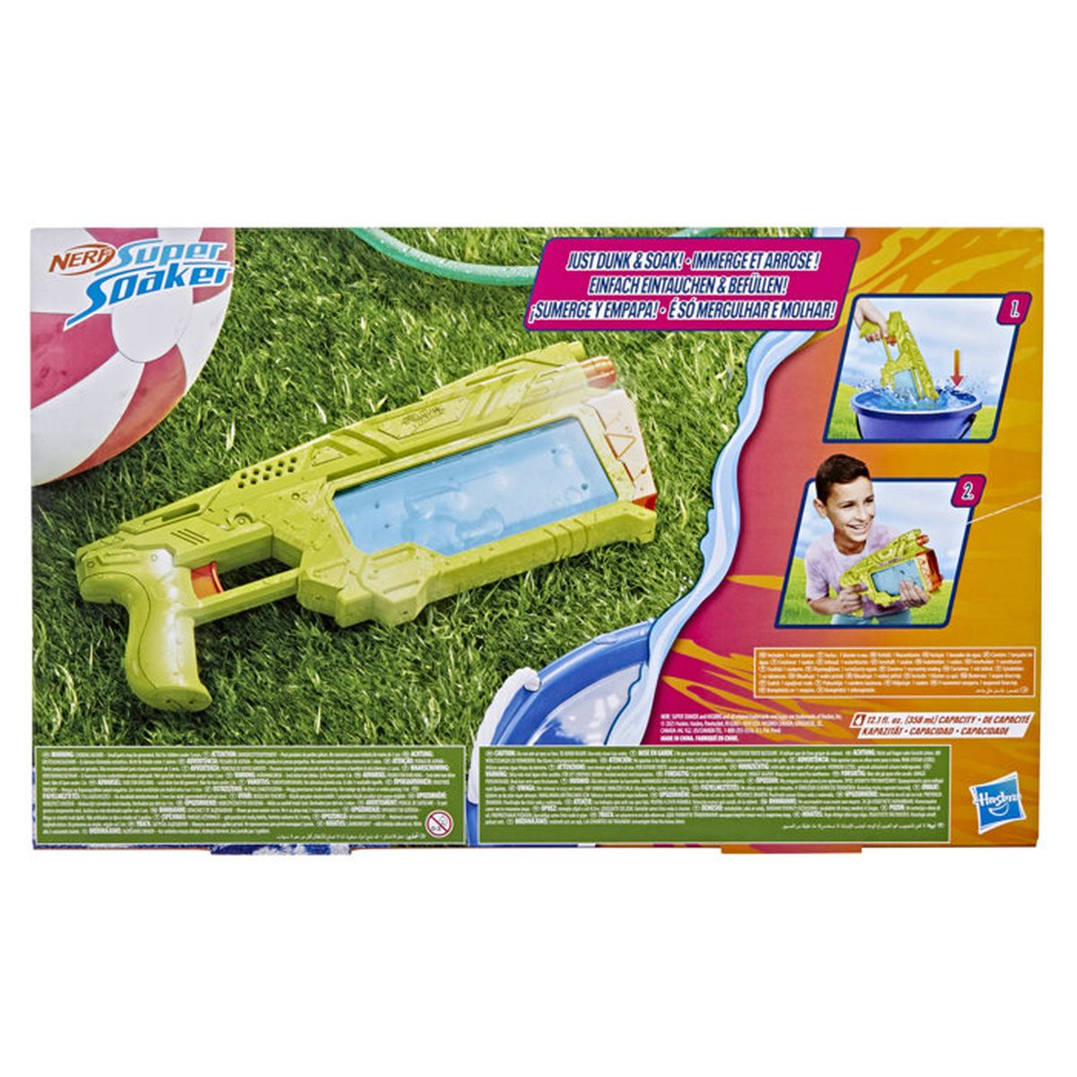 Grüne Nerf Super Soaker Wasserpistole liegt auf Gras, neben einem Ball.