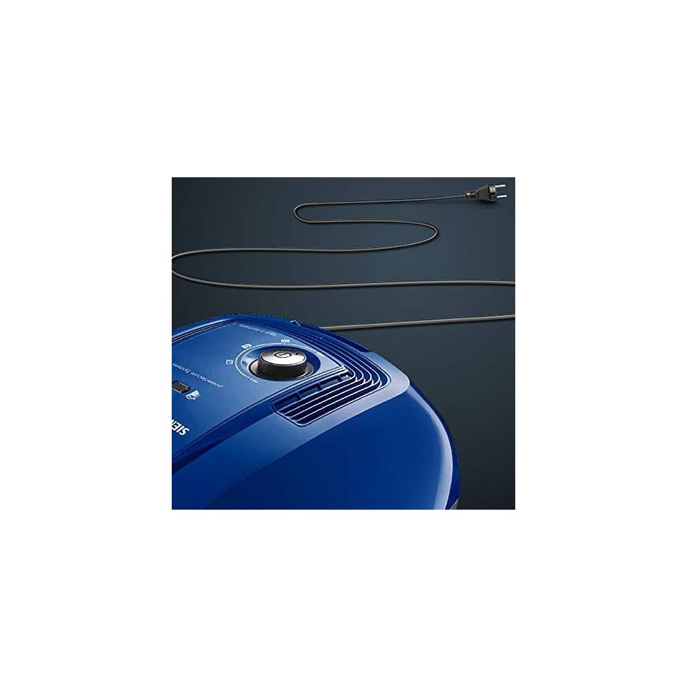 Niebieski odkurzacz z kablem i wtyczką na ciemnym tle.