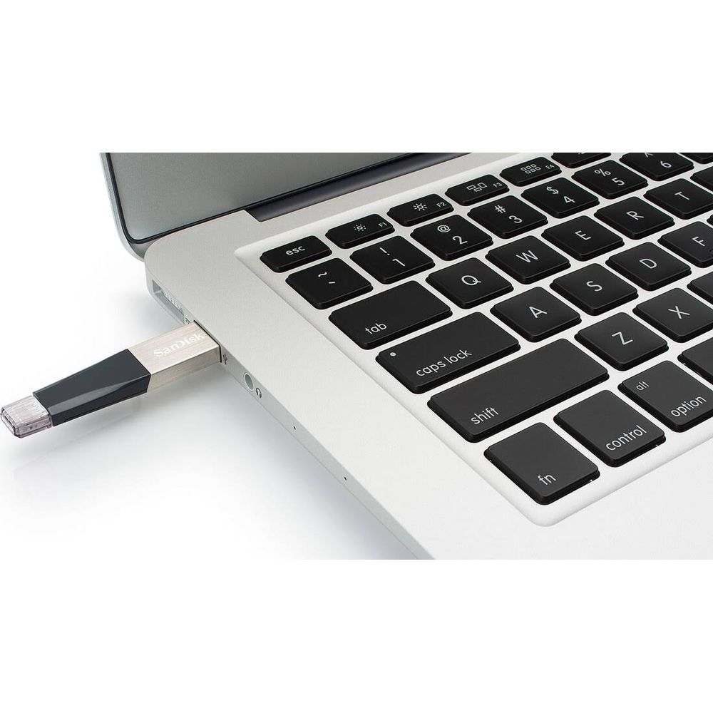 Pendrive SanDisk podłączony do laptopa. Widoczna klawiatura.