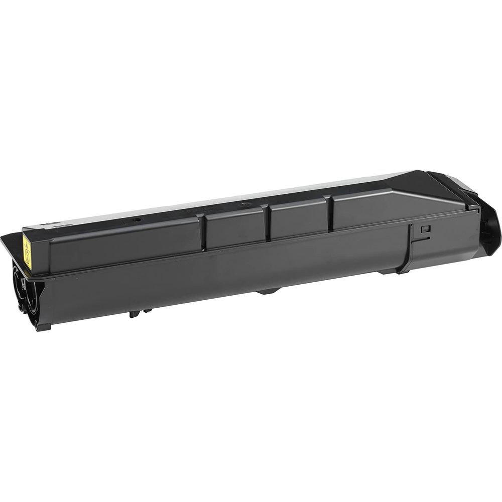 Cartuccia toner nera con adesivo giallo, isolata su sfondo bianco.