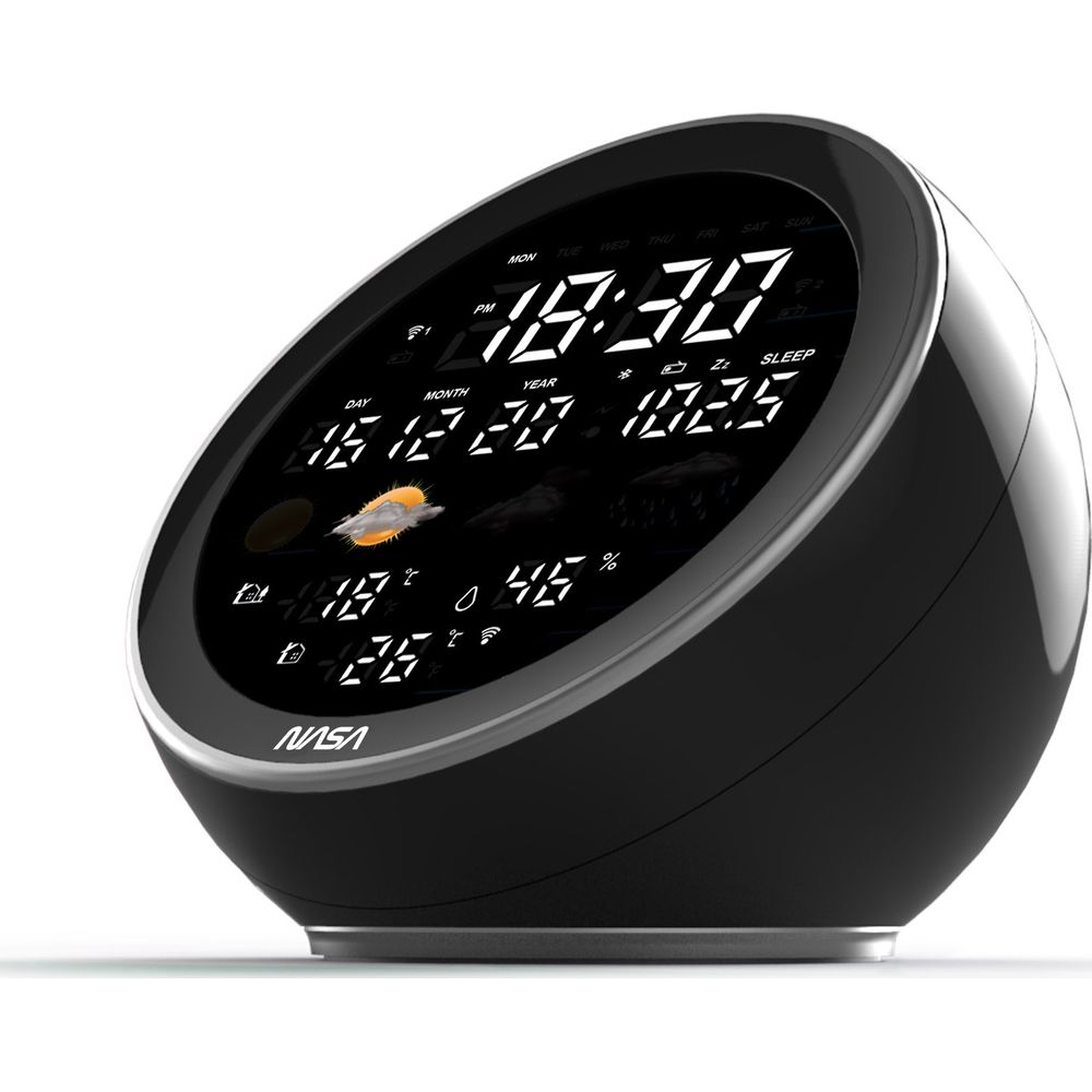 Czarny cyfrowy budzik pokazujący godzinę, datę, temperaturę i pogodę.