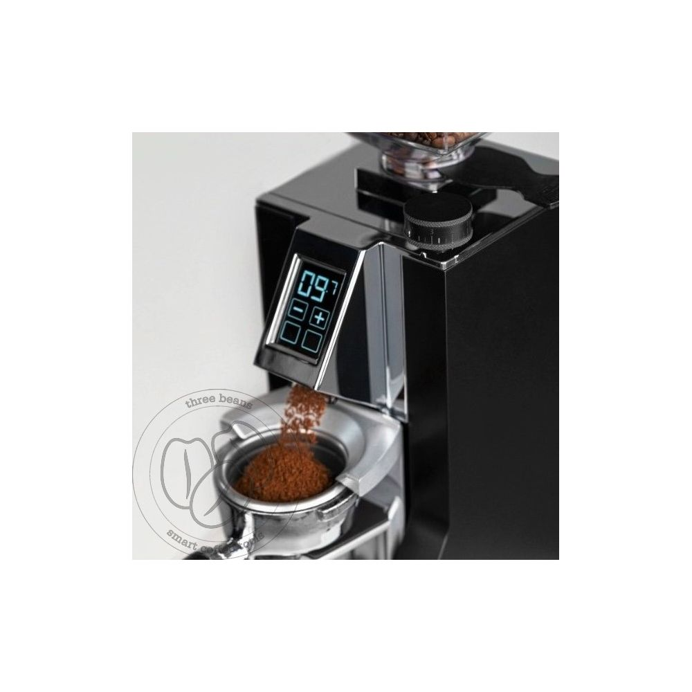 Un macinacaffè nero macina il caffè in un portafiltro, con display digitale.