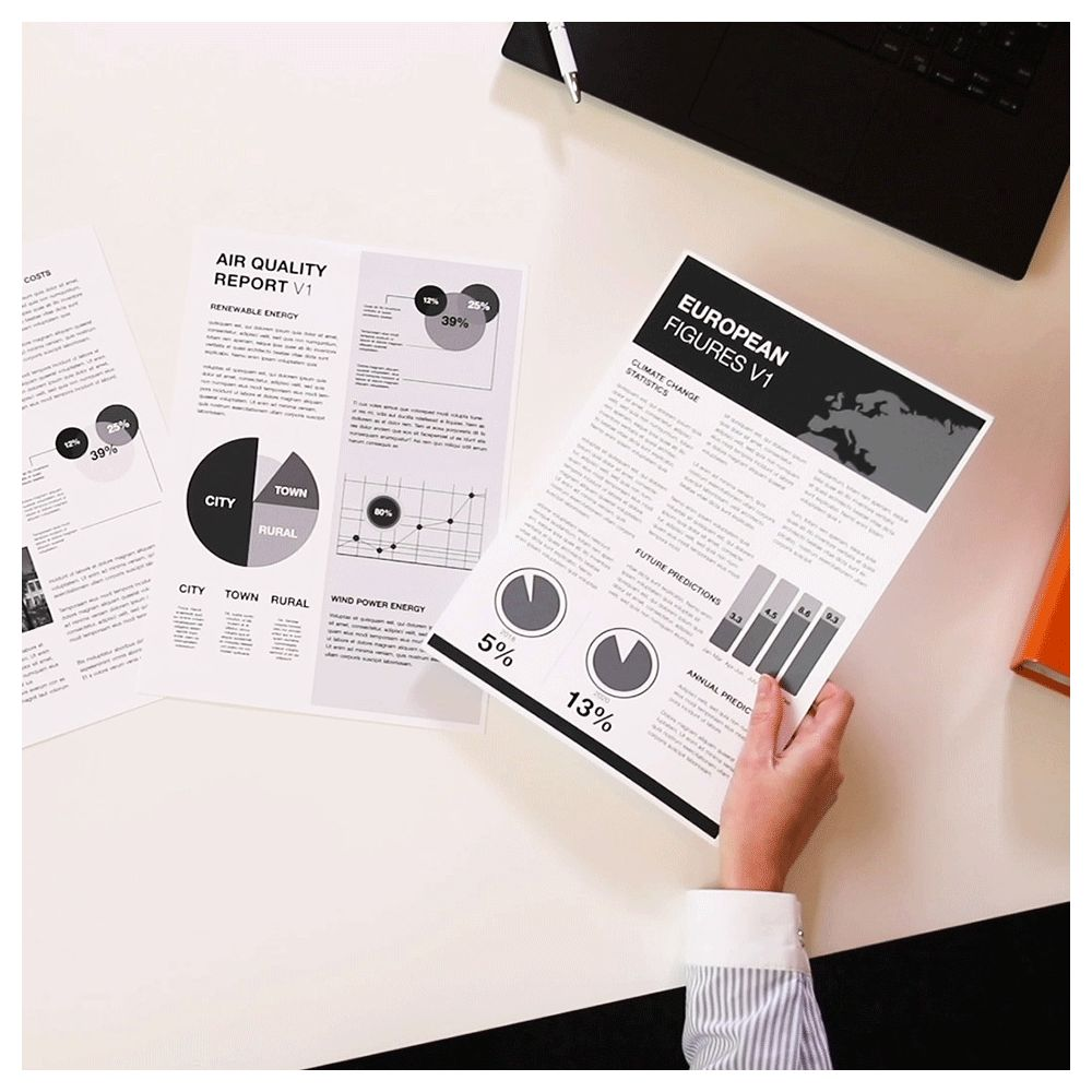 Dłoń trzyma raport o europejskich danych klimatycznych z wykresami.