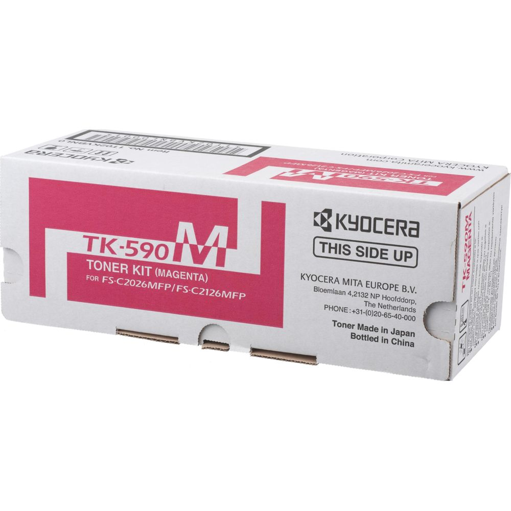 Boîte de toner magenta Kyocera TK-590M avec informations produit et adresse.