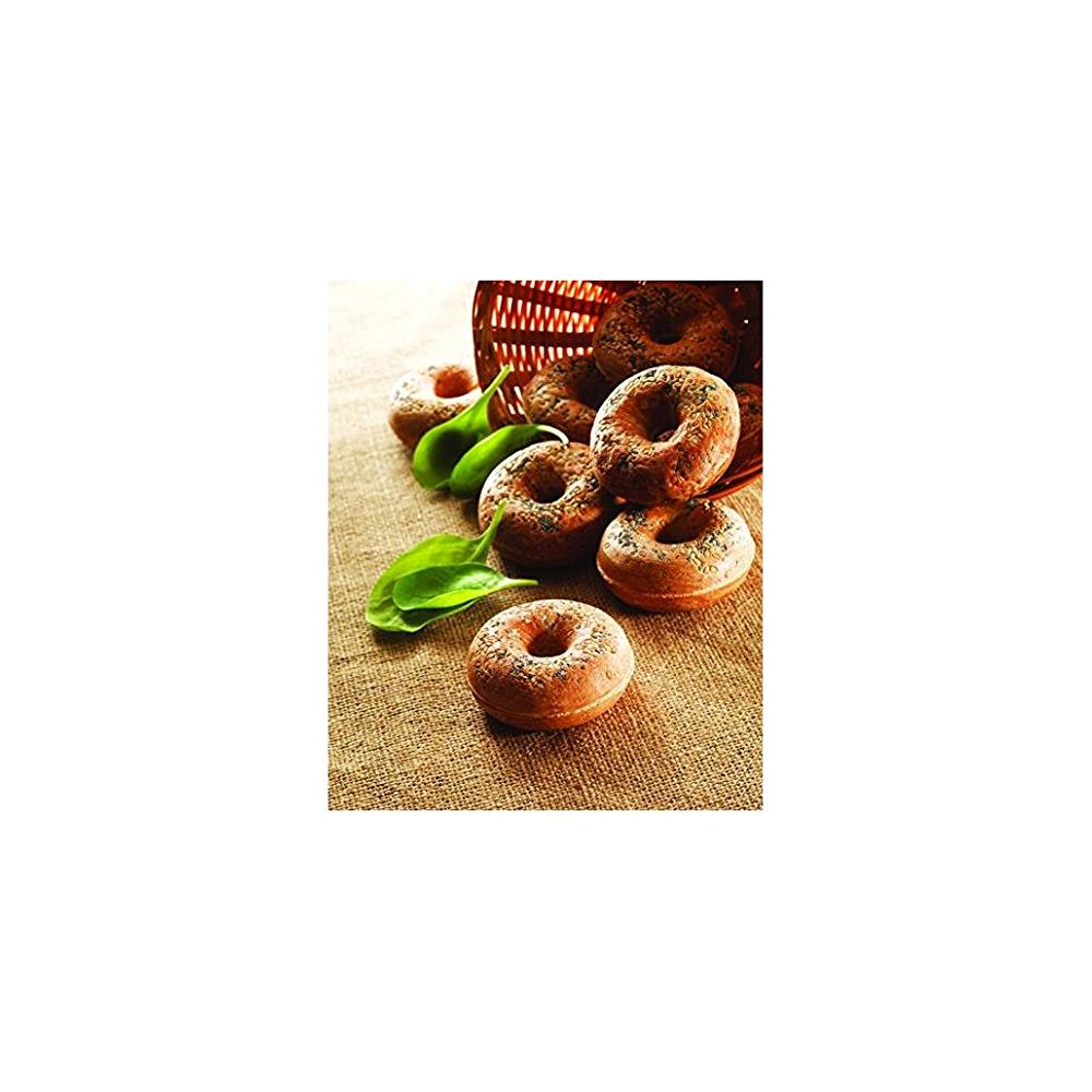 Trois donuts et quelques feuilles vertes sont posés sur une toile marron.