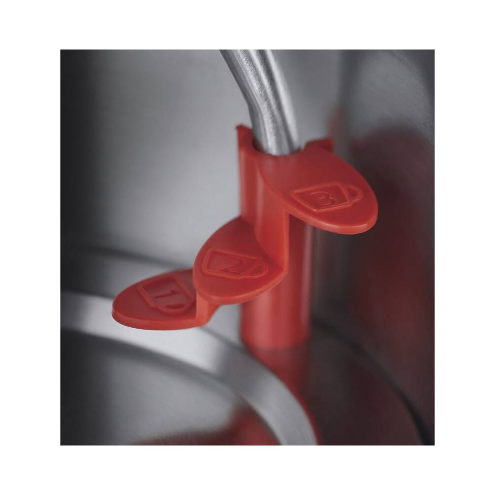 Czerwona dźwignia z oznaczeniami filiżanek 1, 2 i 3. Metalowa powierzchnia.