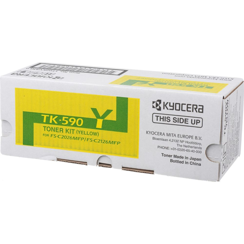 Żółte pudełko z tonerem Kyocera TK-590 z etykietą "This Side Up" i adresem.