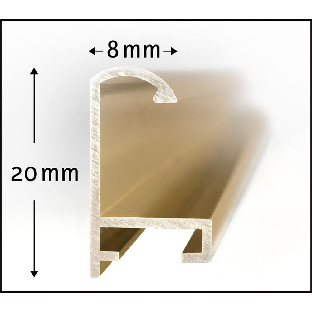 Ein goldfarbenes Metallprofil mit Maßen 20 mm Höhe und 8 mm Breite.