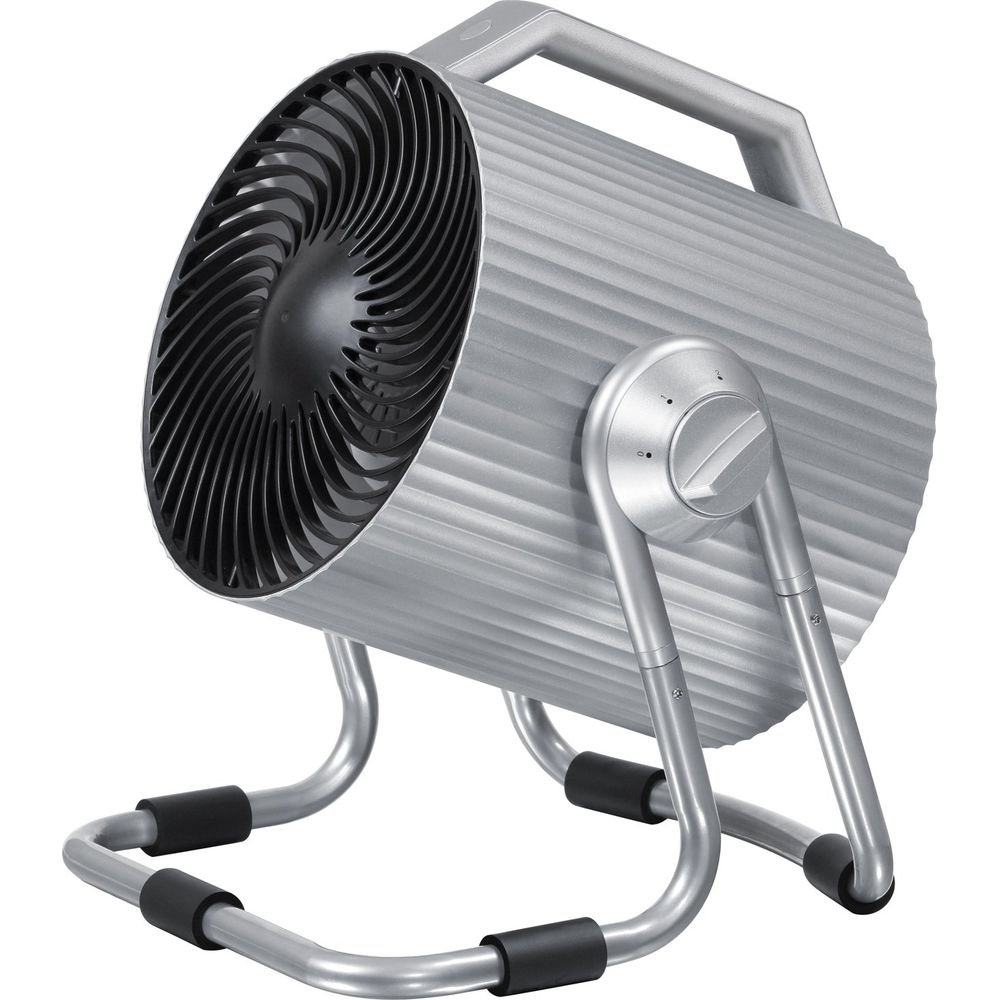 Un ventilateur argenté avec grille noire sur pied métallique.