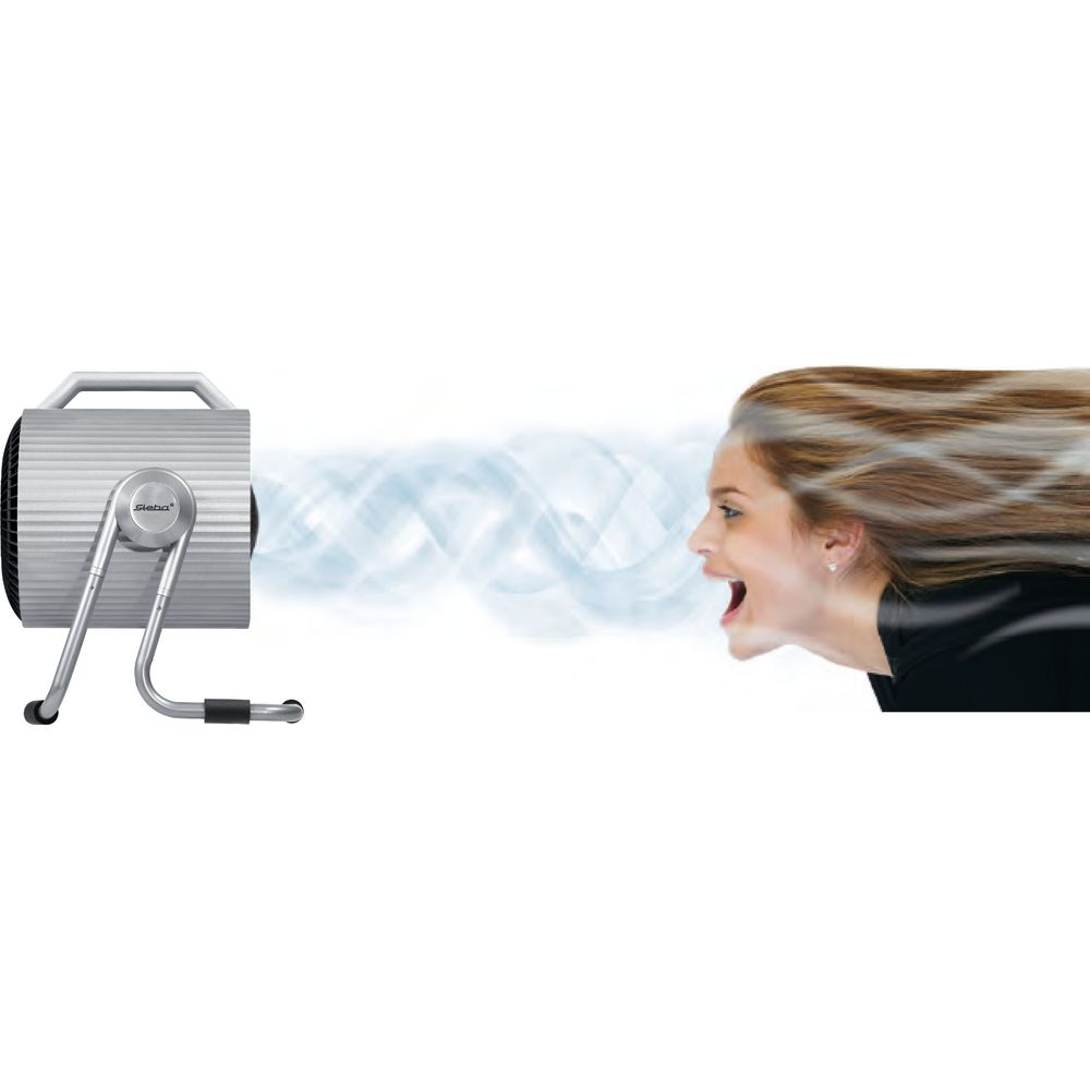 Un ventilateur argenté souffle de l'air sur le visage d'une femme, bouche grande ouverte.