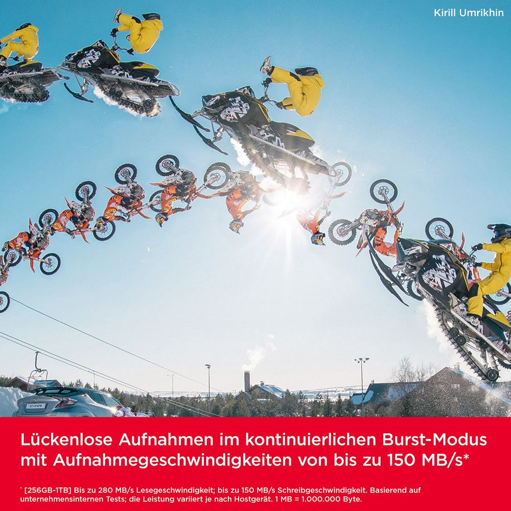 Motocykliści i skutery śnieżne skaczą w powietrzu, błękitne niebo.