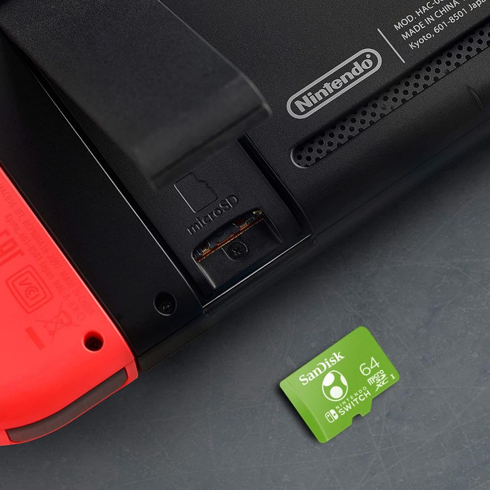 Eine grüne SanDisk 64GB MicroSD-Karte liegt neben einem Nintendo Switch.