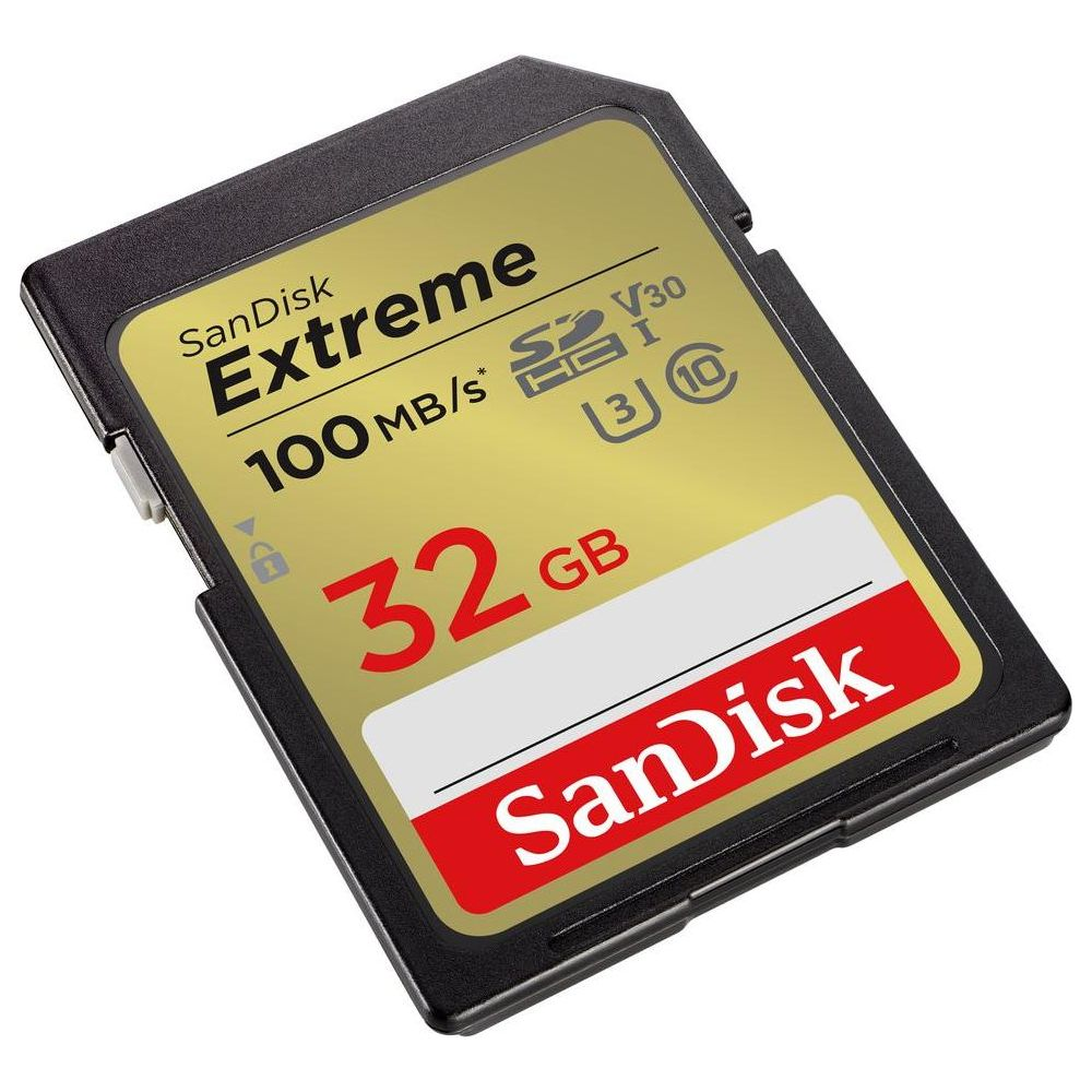 Carte SD SanDisk Extreme 32 Go noire avec étiquette dorée indiquant la vitesse et la capacité.