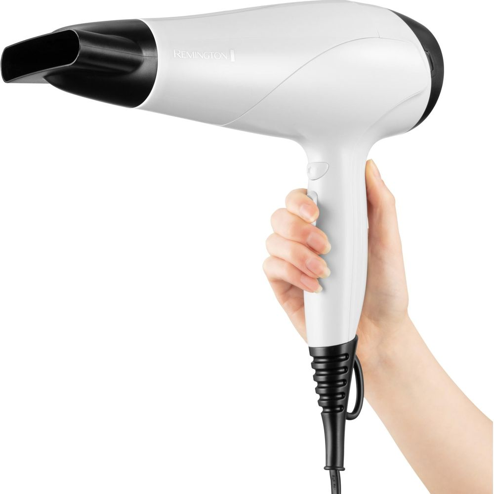 Dłoń trzyma białą suszarkę Remington z czarną dyszą i przewodem.