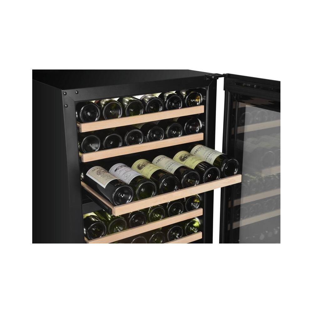 Un refroidisseur de vin noir avec des étagères en bois, rempli de bouteilles.