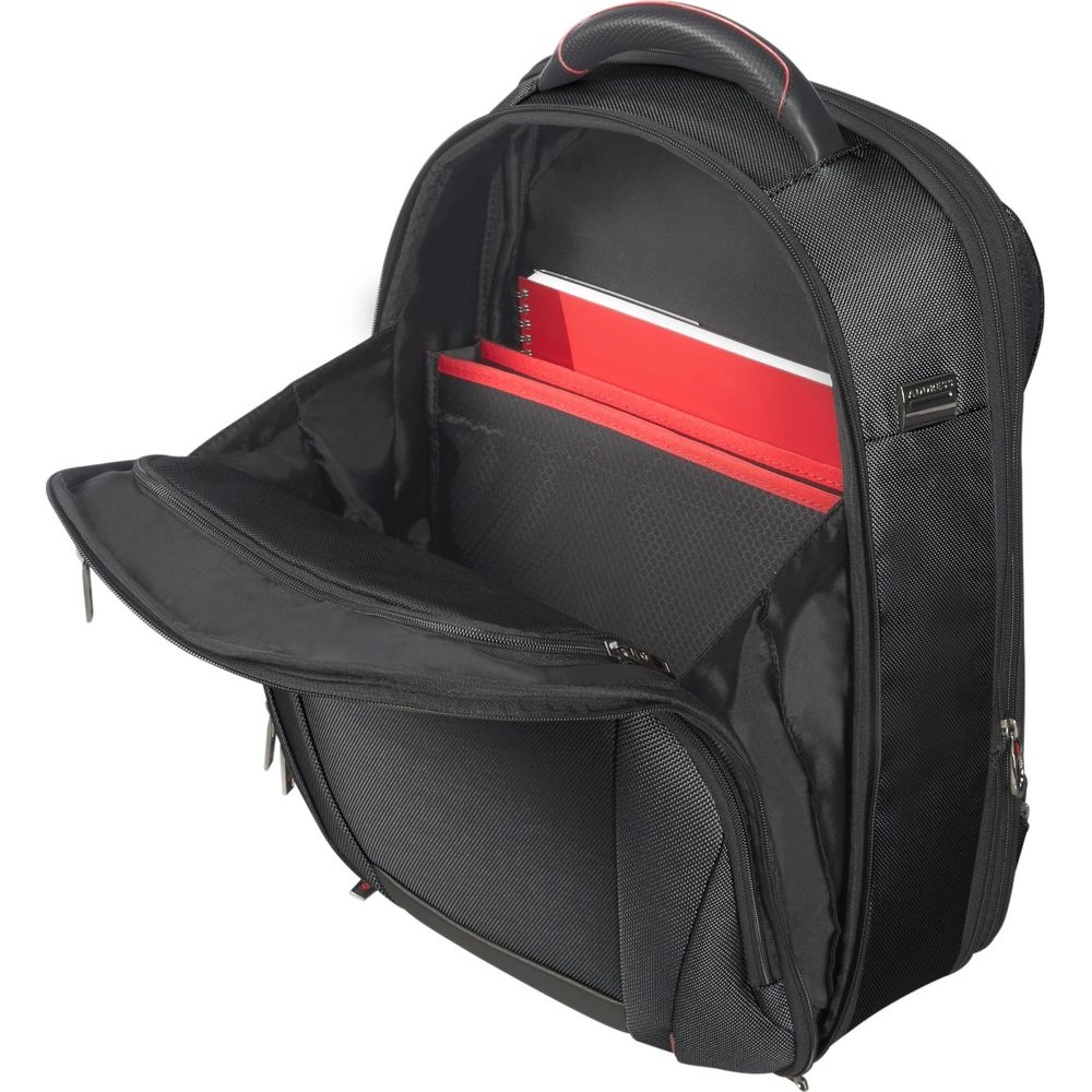 Offener schwarzer Rucksack mit roten Notizbüchern darin. Vordertasche ist geöffnet.