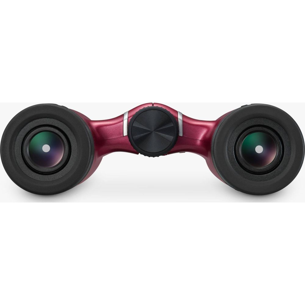 Czerwone lornetka z czarnym kółkiem ostrości i gumowanymi muszlami ocznymi.