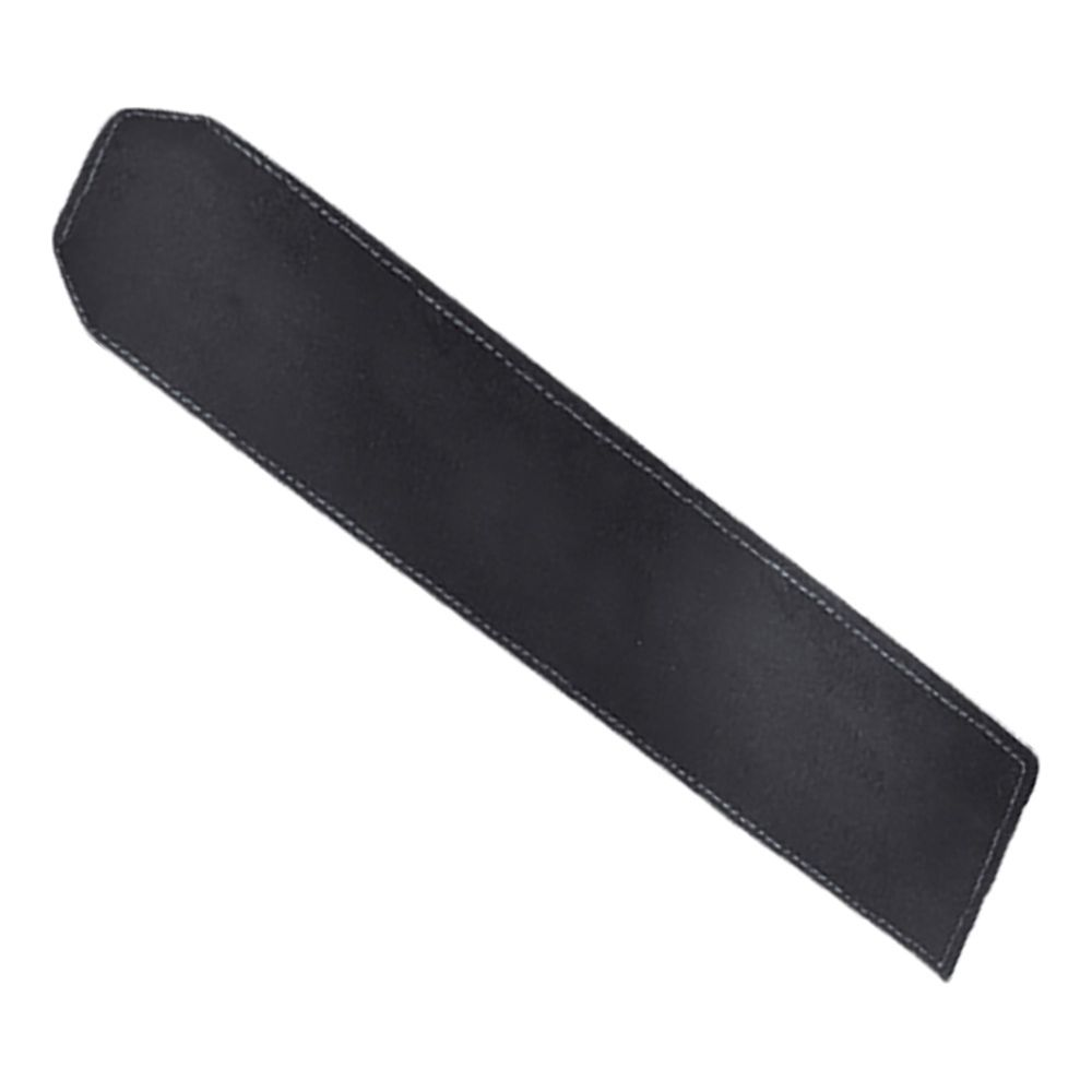 Sangle en cuir noir avec coutures blanches, posée en diagonale sur fond blanc.