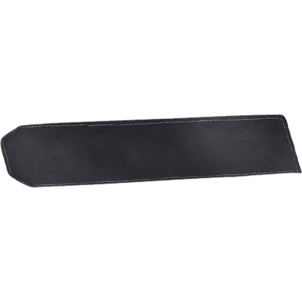 Une bande de cuir noir avec coutures blanches, orientée horizontalement.