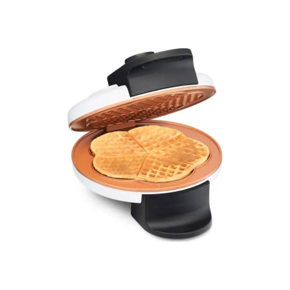 Ein offenes Herz-Waffeleisen mit vier fertigen, goldbraunen Waffeln.