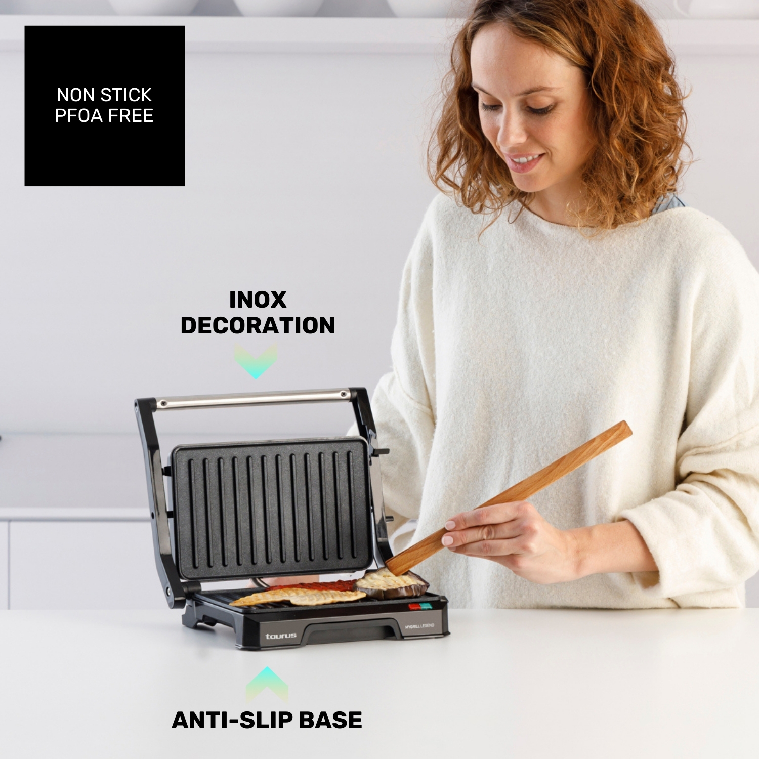 Kobieta używa otwartego grilla kontaktowego, obracając jedzenie łopatką.