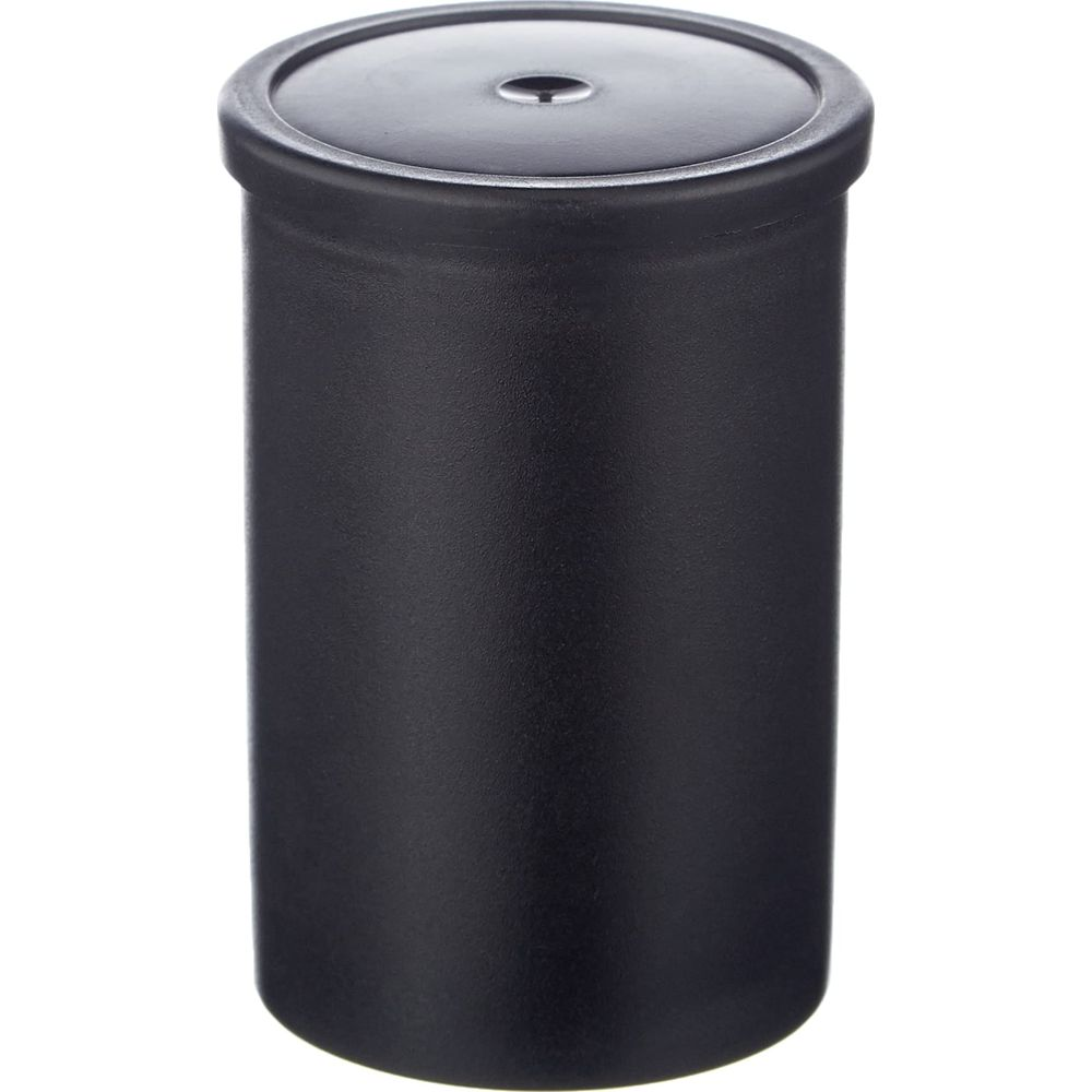Czarny, cylindryczny pojemnik z wąską pokrywką i małym otworem.