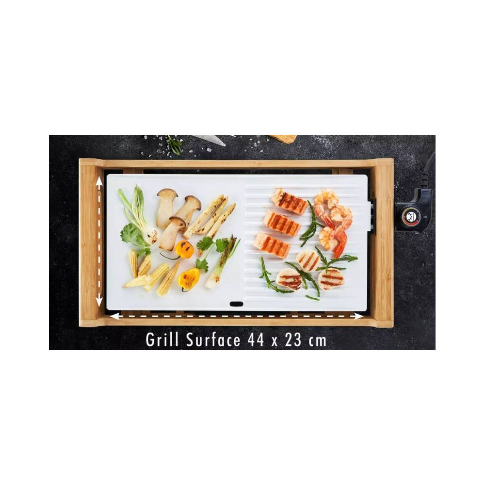 Una griglia elettrica con cibo, tra cui funghi, gamberi e salmone.