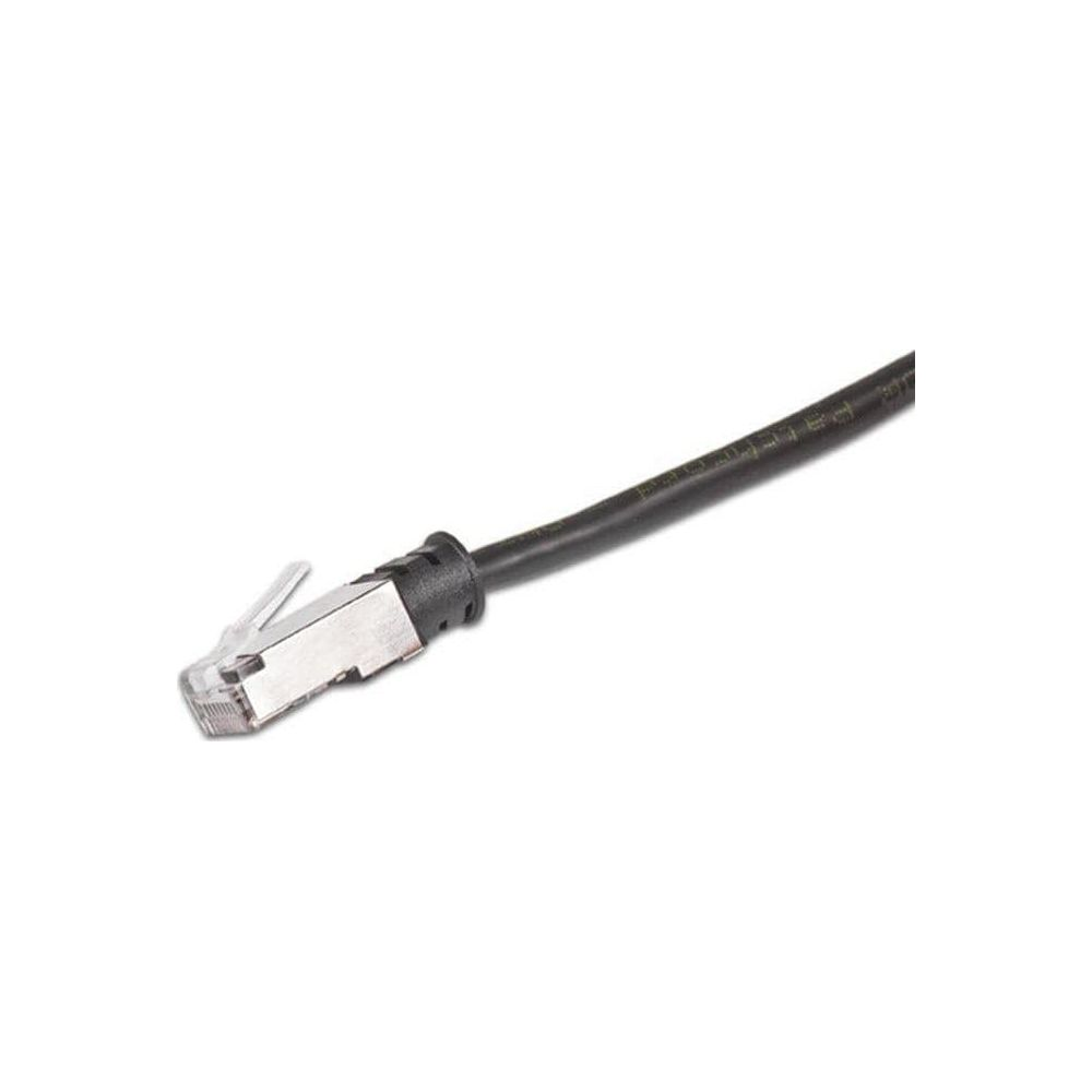 Un câble réseau noir avec un connecteur RJ45 argenté sur fond blanc.