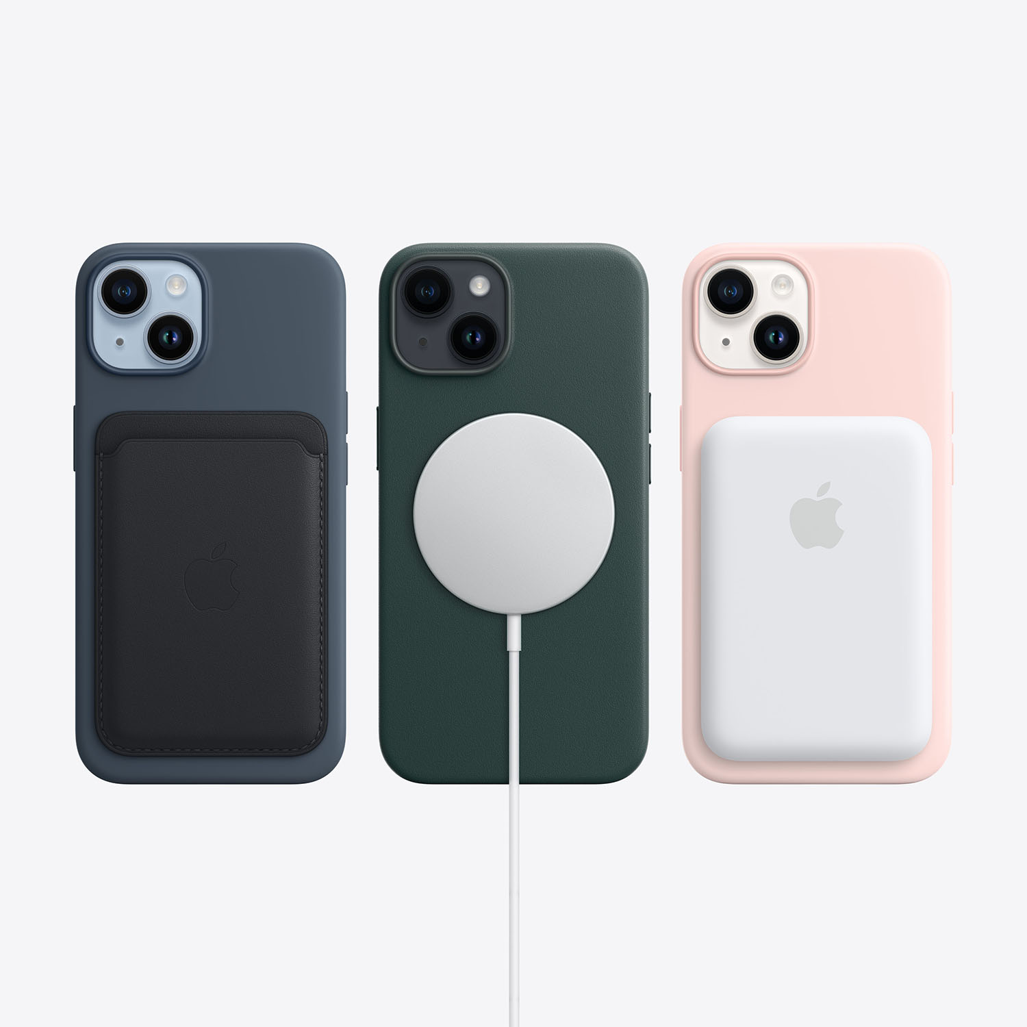 Tres iPhones con fundas: azul con tarjetero negro, verde con cargador MagSafe, rosa con batería blanca.