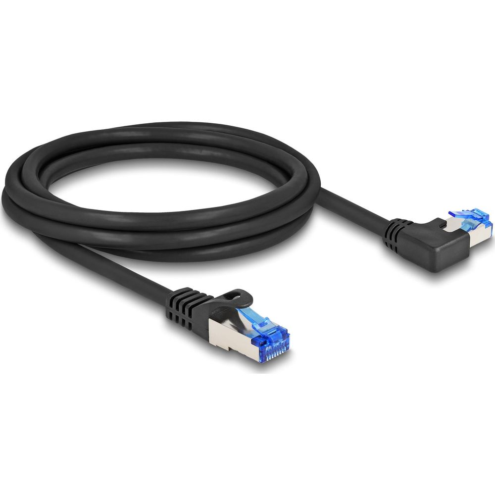 Czarny kabel Ethernet z niebieskim złączem i kątem 90 stopni.