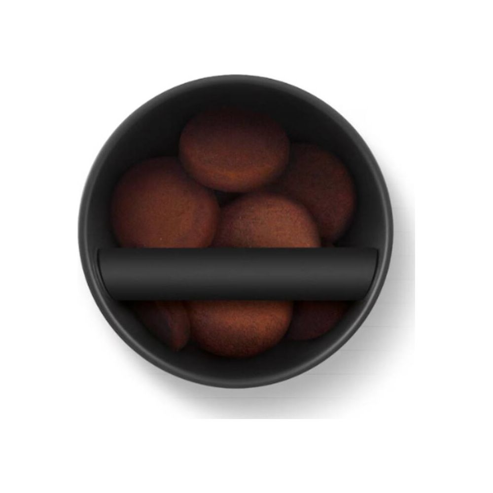 Biscotti marroni in una ciotola nera con manico nero.