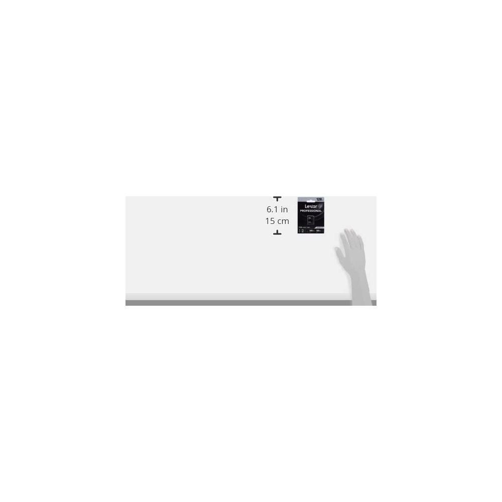 Une main tient une carte SD Lexar Professional.