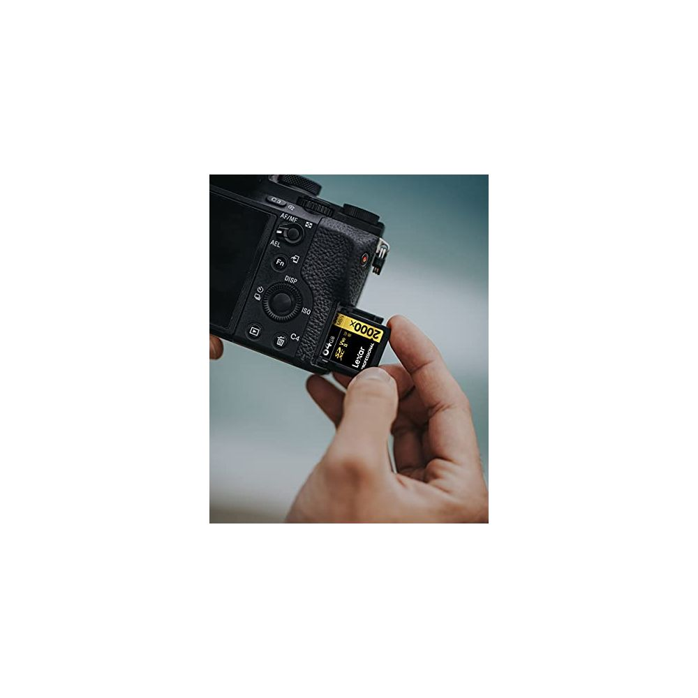 Eine Hand steckt eine Lexar 2000x SD-Karte in eine Kamera.