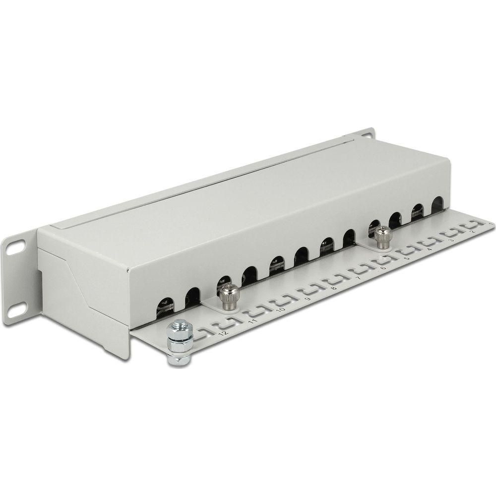 Un pannello patch grigio a 12 porte con porte numerate 1-12.