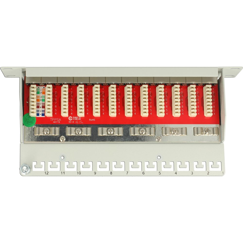 Patch panel di rete con 12 porte, numerate da 1 a 12.