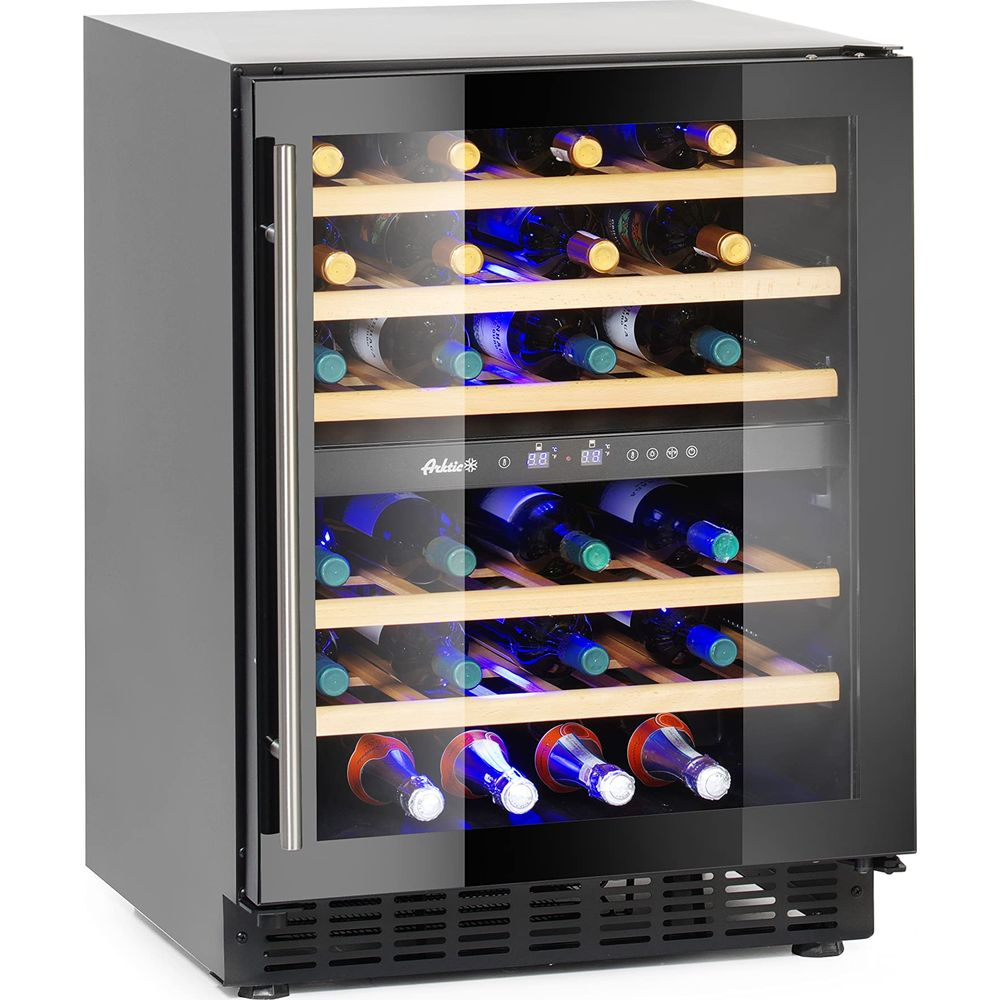 Ein Weinkühlschrank mit Glastür, gefüllt mit Weinflaschen auf Holzböden.