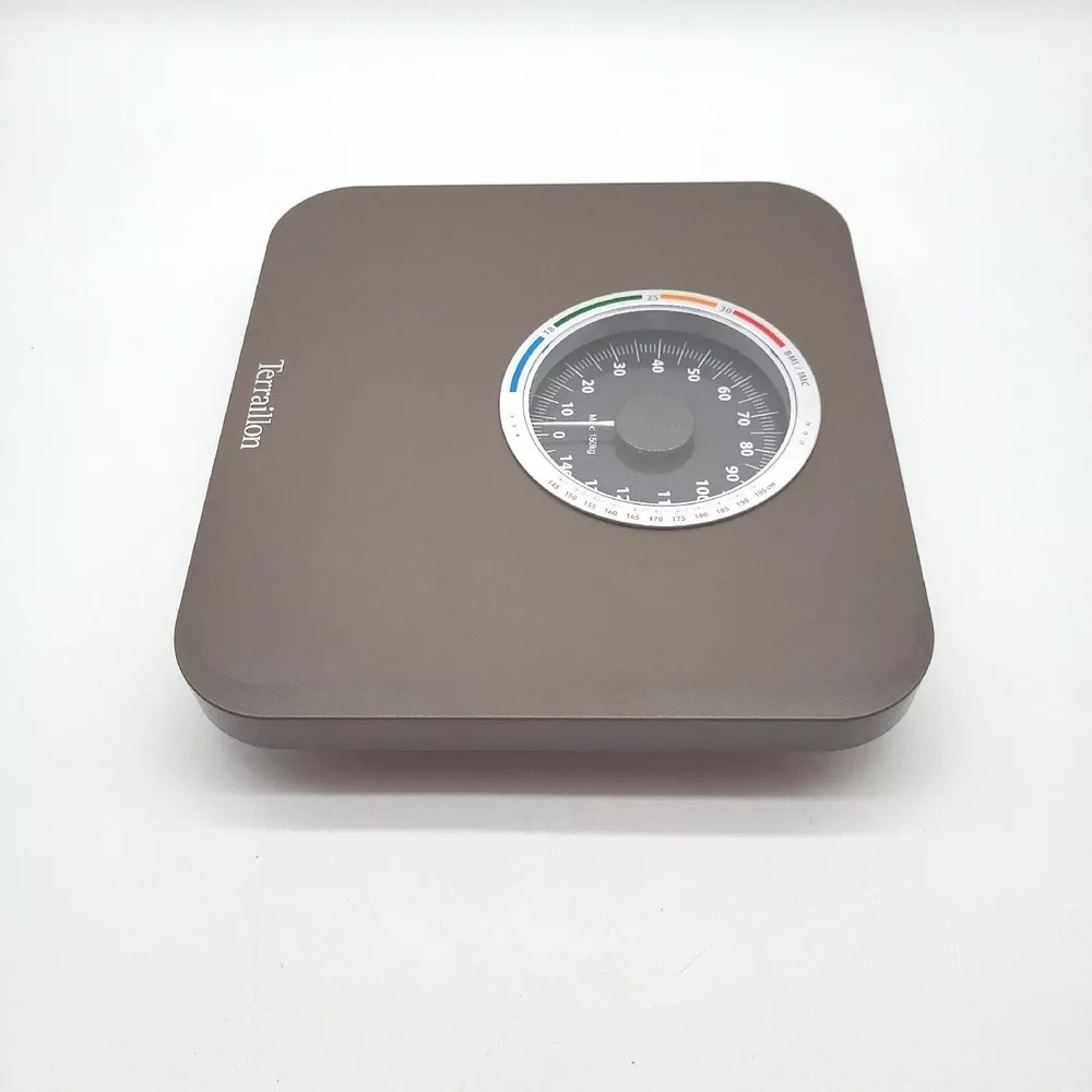 Bilancia Terraillon marrone con quadrante rotondo nero che mostra peso e BMI.