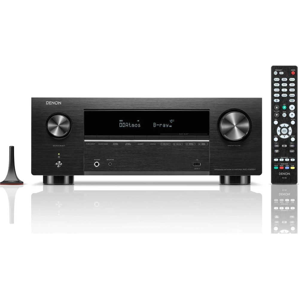 Schwarzer Denon AV-Receiver mit Fernbedienung und Antenne. Frontanzeige zeigt 'Dolby Atmos B-ray'.