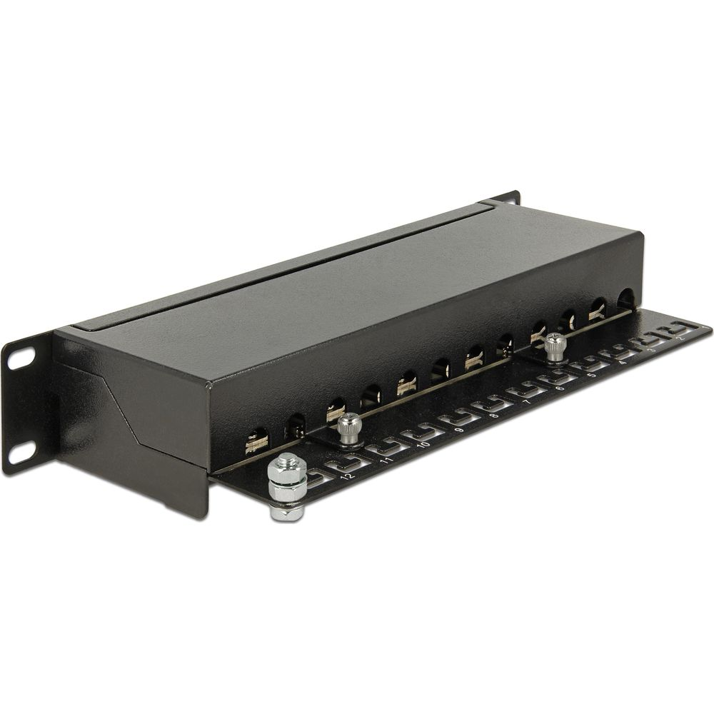 Un pannello patch nero per montaggio su rack con porte numerate e viti argentate.