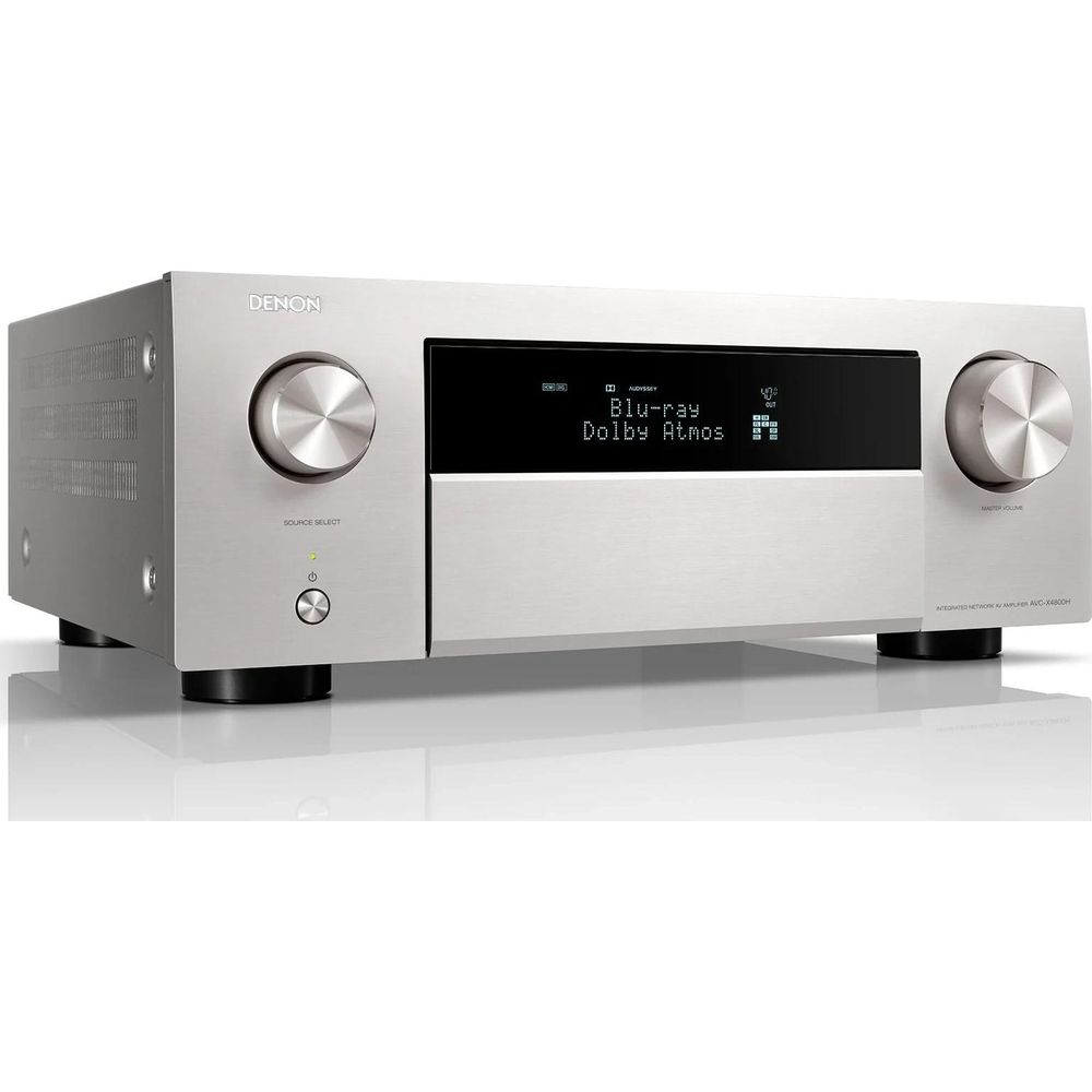 Silberner Denon AV-Receiver mit zwei Drehreglern und Display, zeigt "Blu-ray Dolby Atmos".