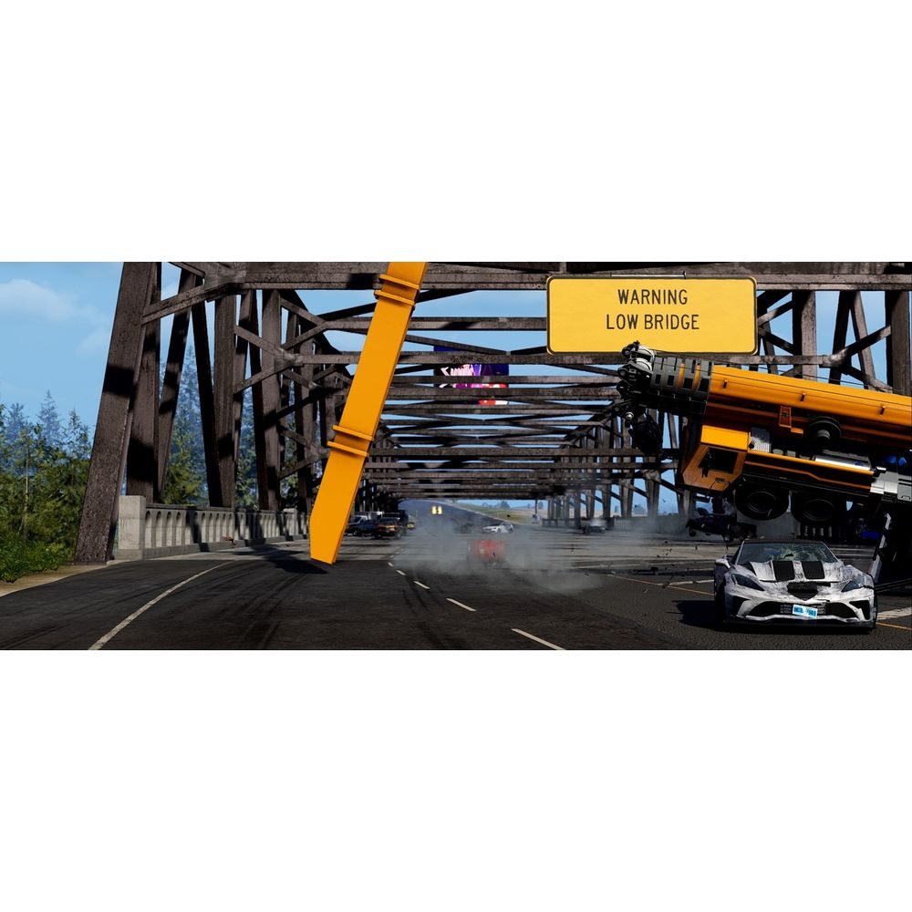 Gelber Kran kollidiert mit Brücke, Autos auf der Straße, Warnschild.