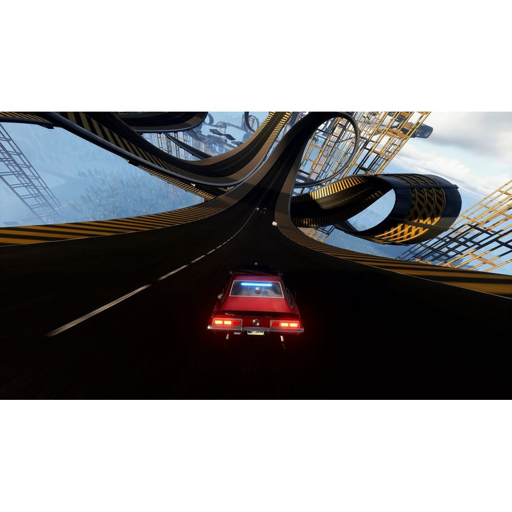 Rotes Auto auf einer dunklen Rennstrecke mit Schleifen und Rampen.