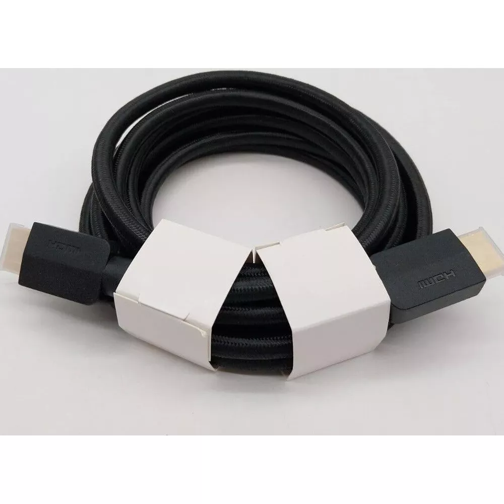 Zwarte HDMI-kabel met connectoren, opgerold, met witte papieren hoezen.