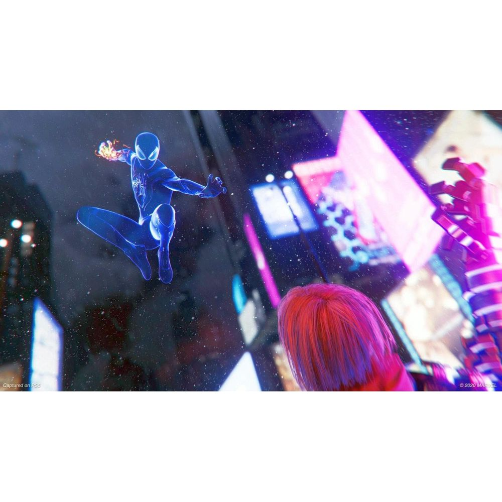 Een blauwe Spiderman springt met gloeiende handen in een neonverlichte stad.