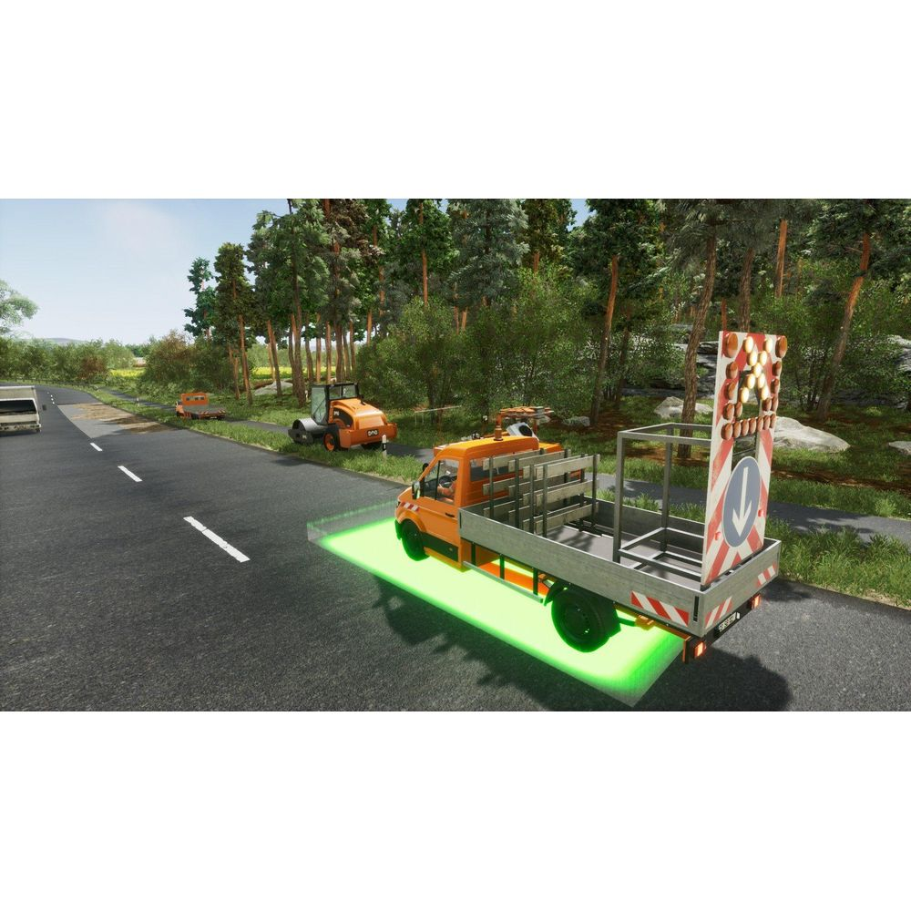 Ein orangefarbener Lastwagen mit Warnleuchten fährt auf einer Straße neben einem Wald.